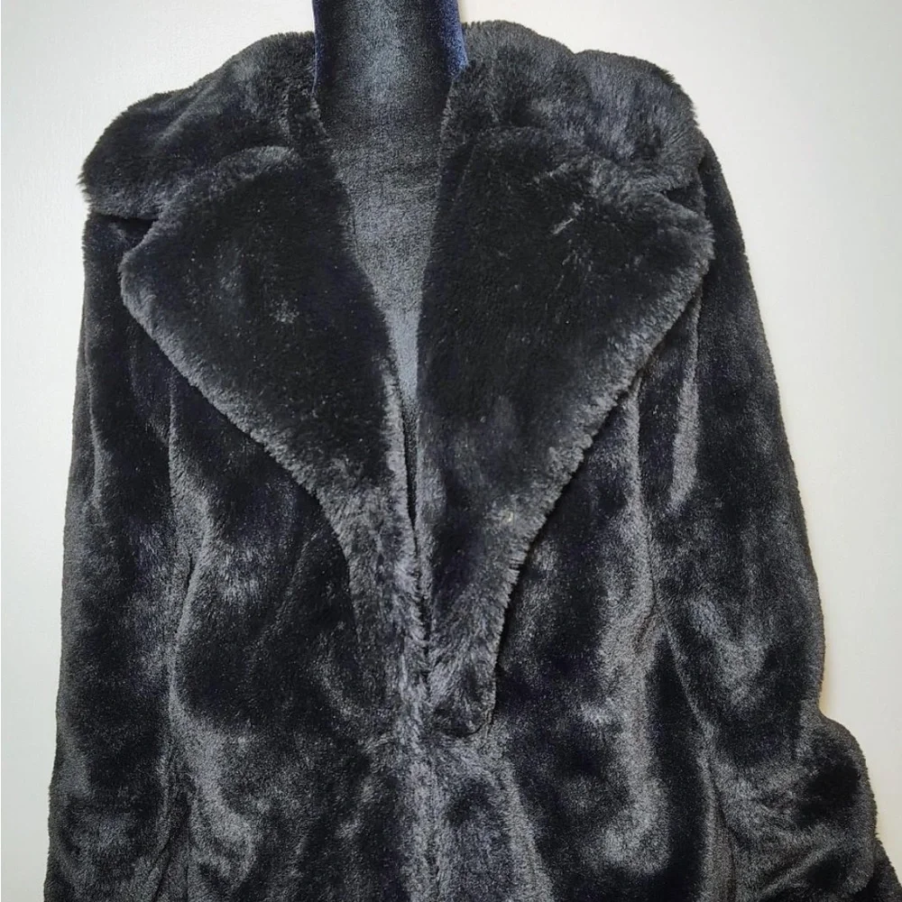 Luxurious Black Faux Fur Coat - Picture 4 of 9